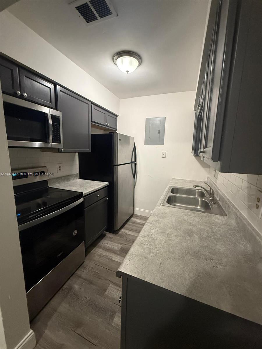 Just updated apartment in a fourplex in Lauderdale Lakes, 1/1. Ready for new tenant. Need to prove income and clean background.