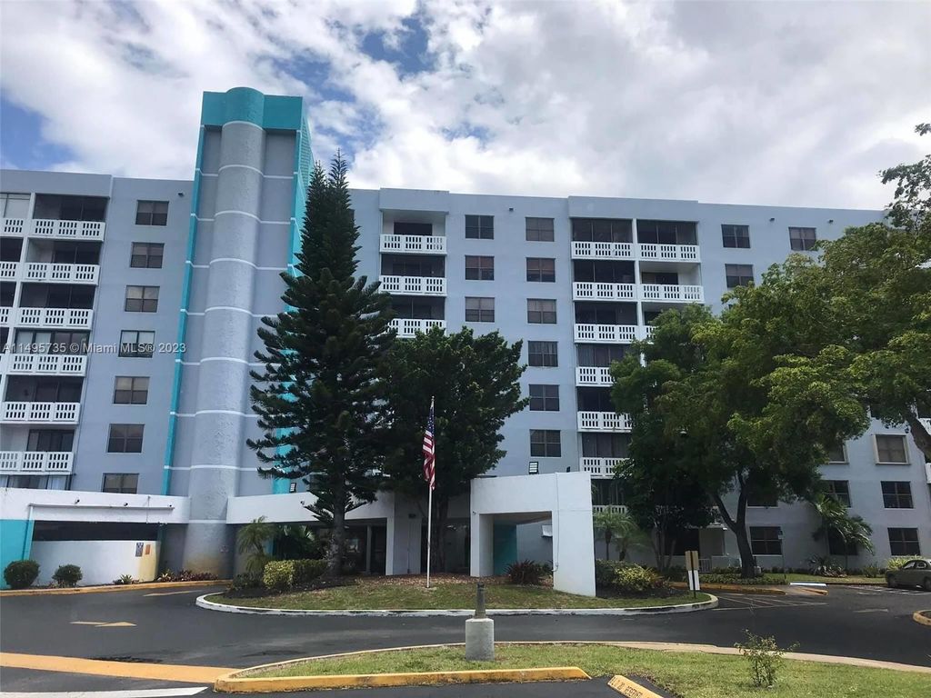 Photo of 919 Hillcrest Dr #404, Hollywood, FL 33021 (MLS # A11495735)