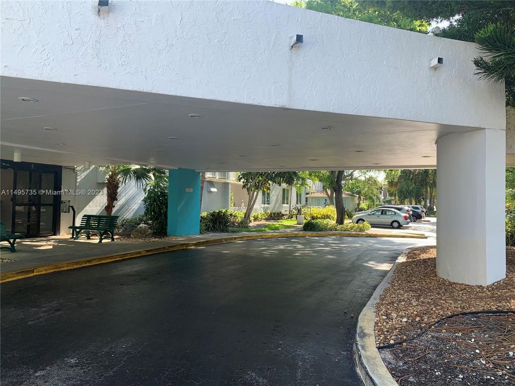 Photo of 919 Hillcrest Dr #404, Hollywood, FL 33021 (MLS # A11495735)