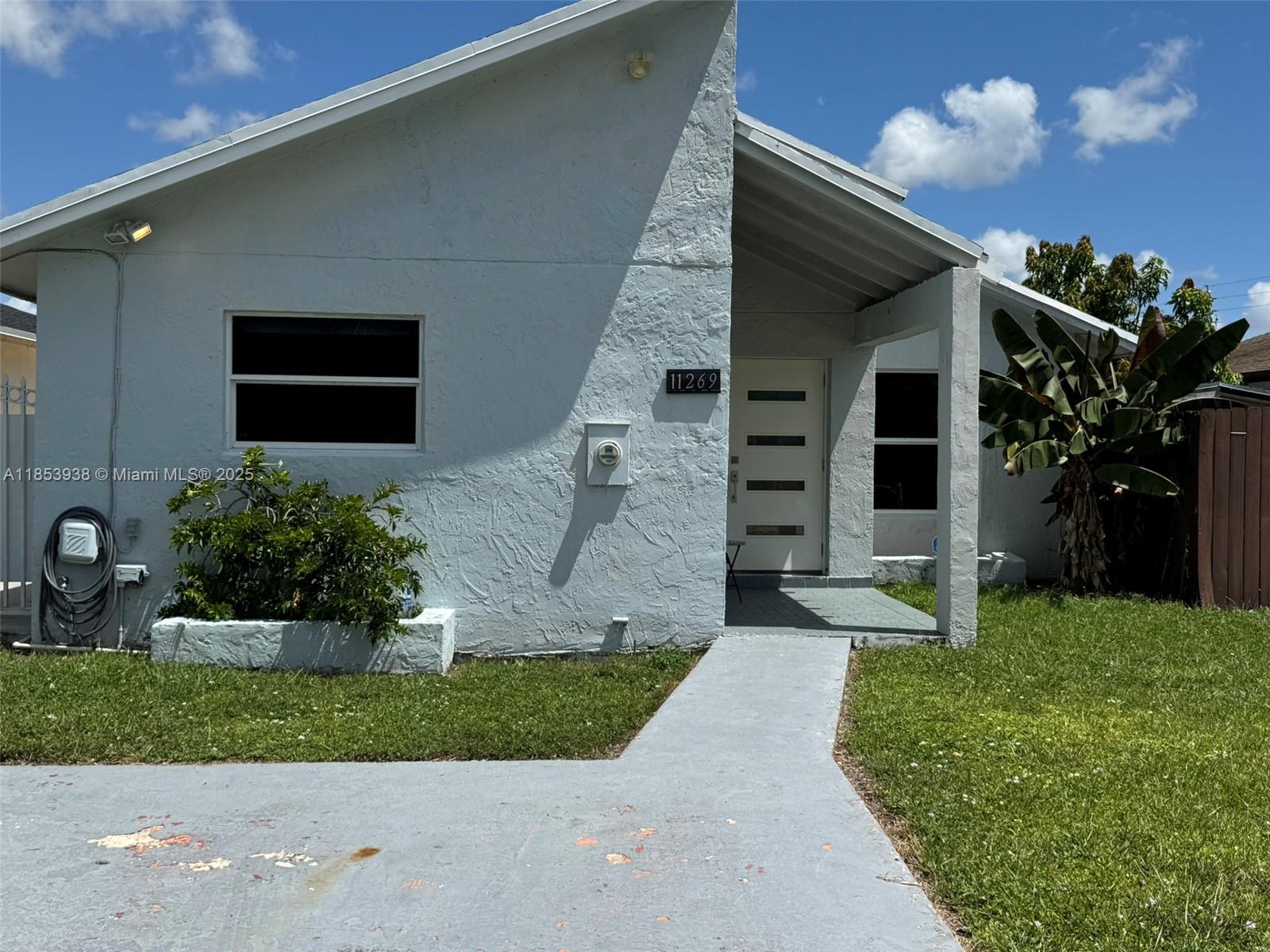 Charming 2 bedroom , bathroom house for sale in a quite and peaceful neighborhood. Covered Patio and HOA. This is a perfect starter home come see it today.