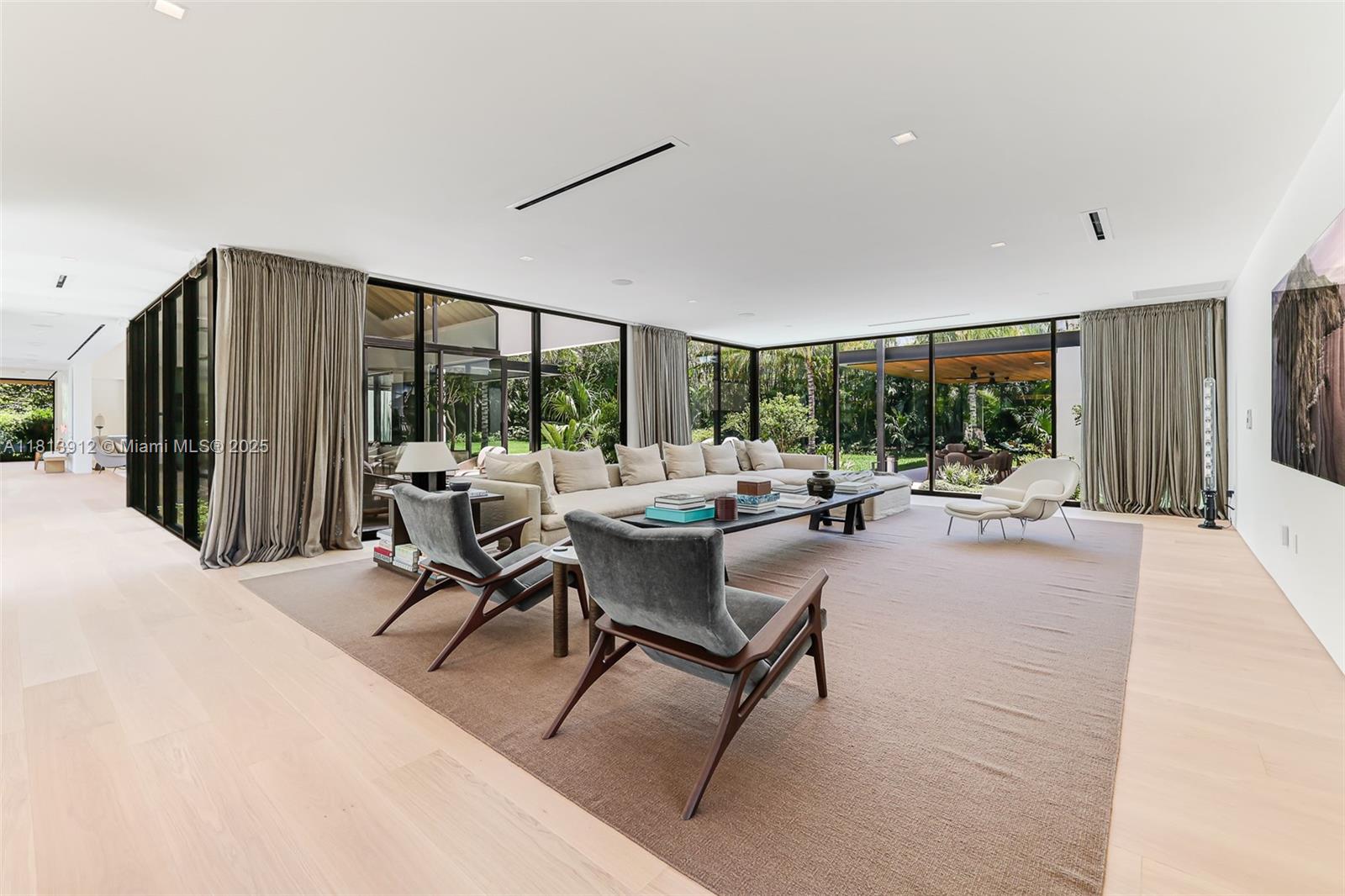 COLLINS MANOR - Residential