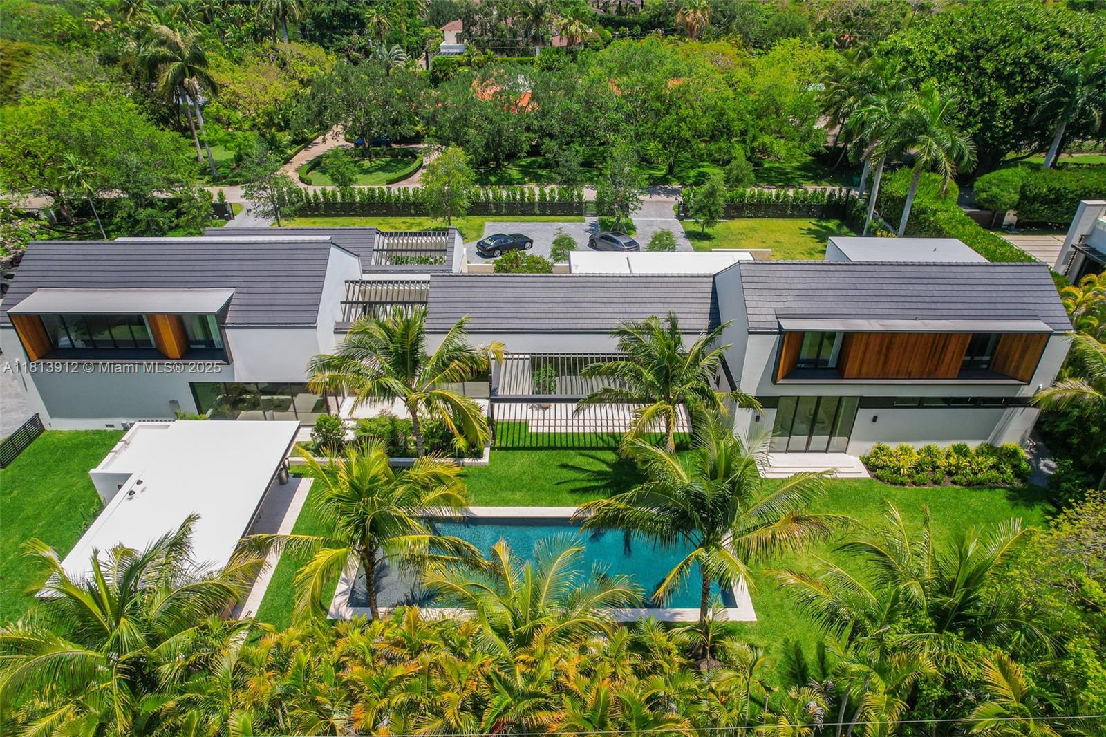 COLLINS MANOR - Residential