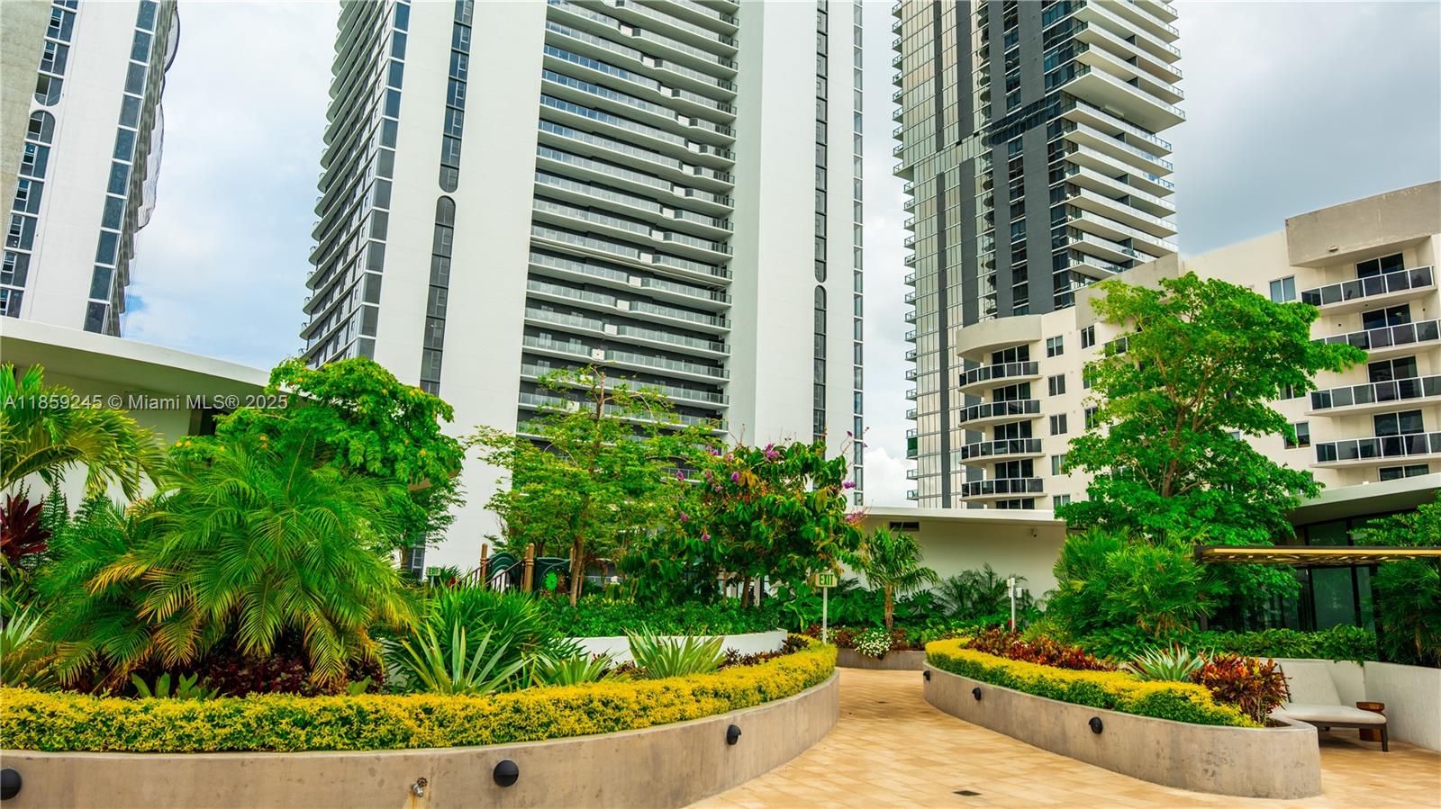 ARIA RESERVE SOUTH TOWER - Residential Lease