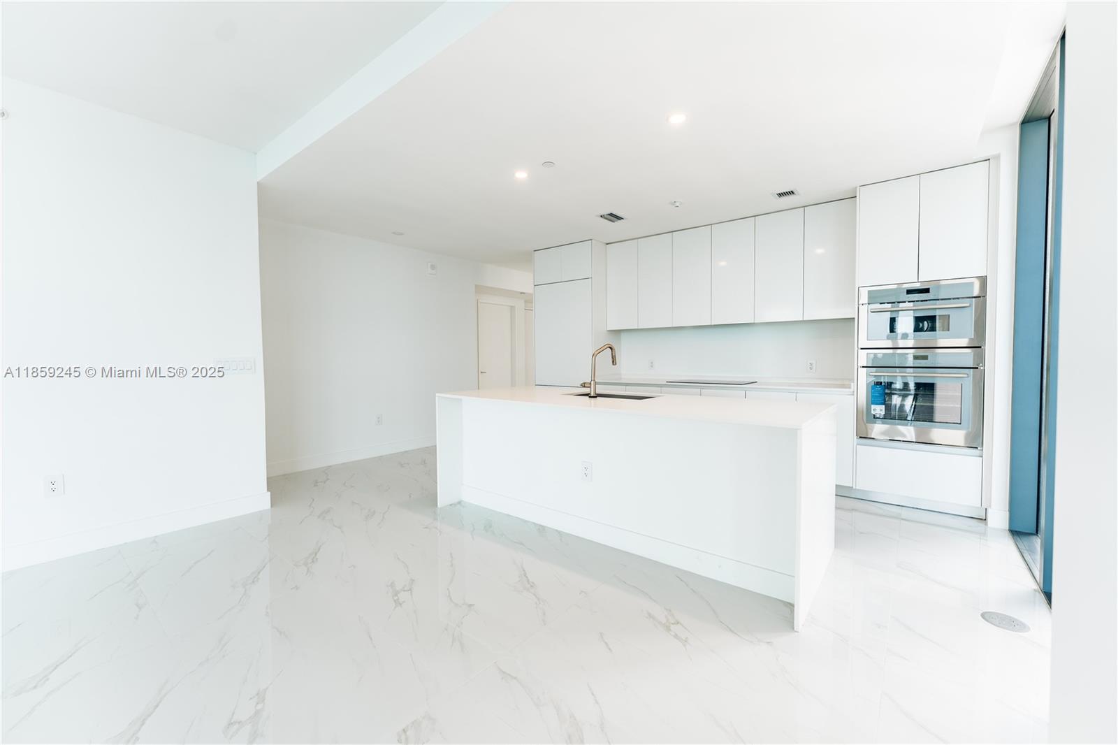 ARIA RESERVE SOUTH TOWER - Residential Lease