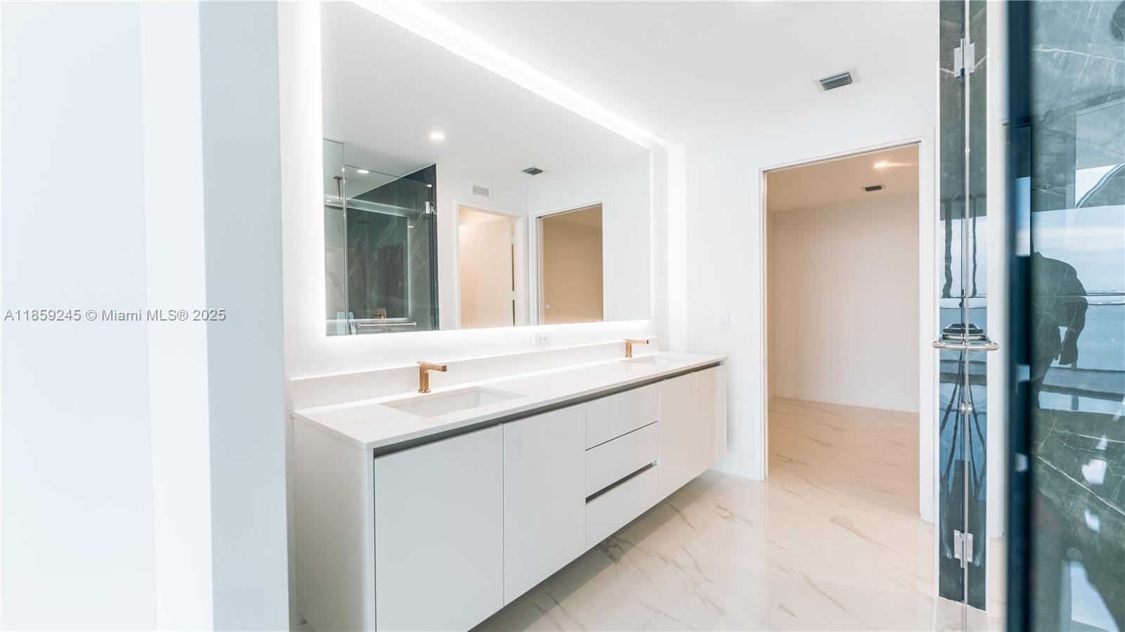 ARIA RESERVE SOUTH TOWER - Residential Lease