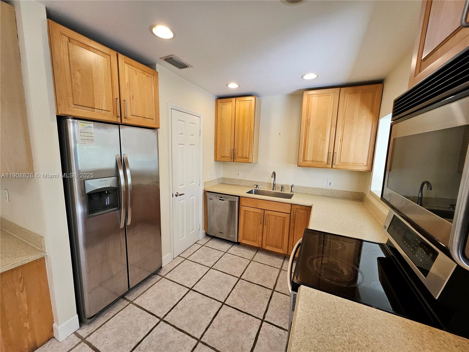 CORAL GARDENS - Residential Lease