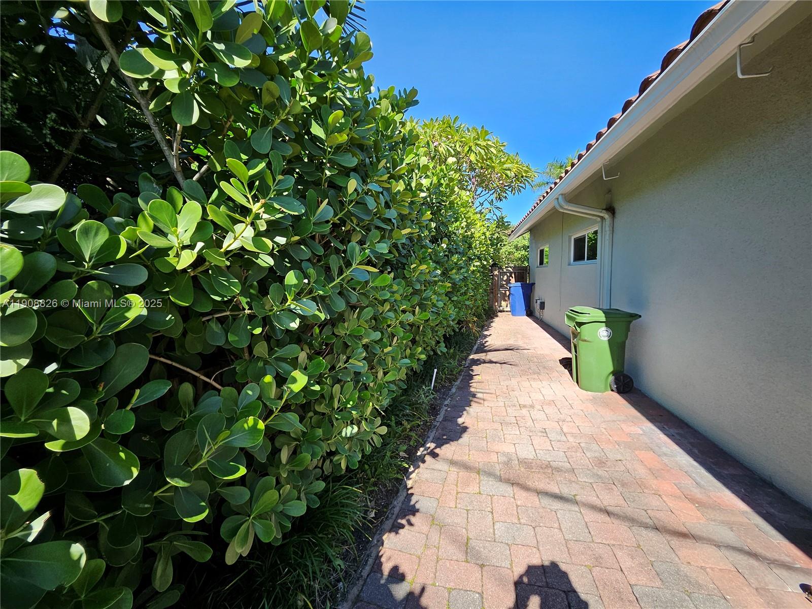 CORAL GARDENS - Residential Lease