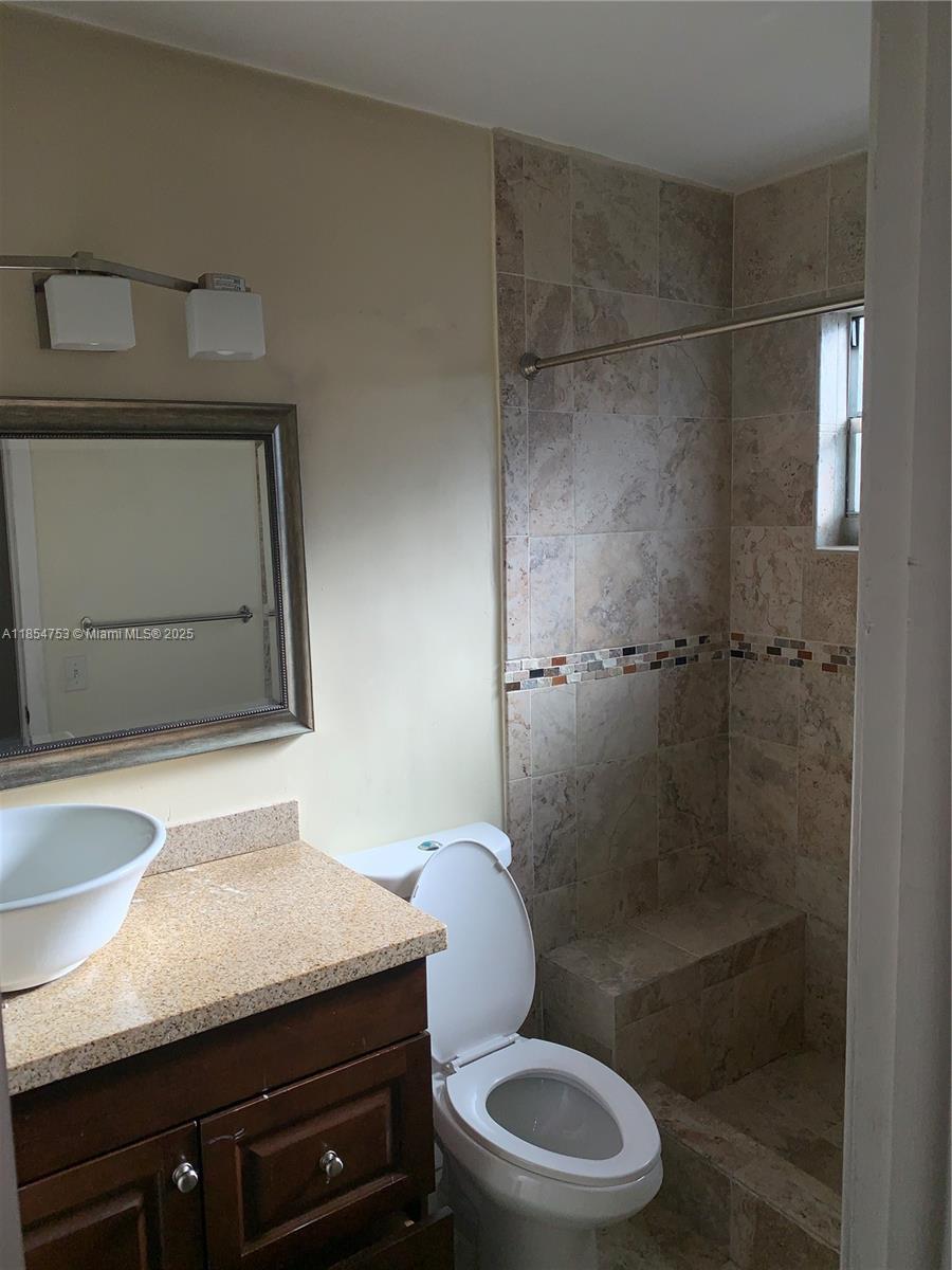 1/1 condo. Close to I-95 and Hollywood trail rail station(two blocks from there). Restaurants and clubs close to building. 15 minutes to Hollywood beaches. Only 1 month deposit