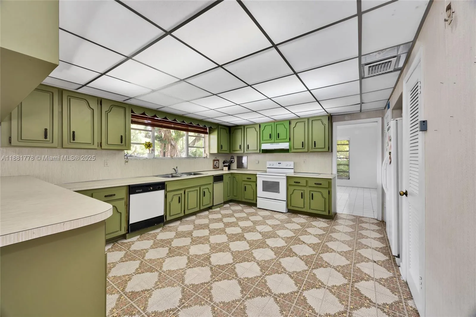 Coral Gables, Florida 33134, United States, 5 Bedrooms Bedrooms, ,3 BathroomsBathrooms,Residential,Active,213571