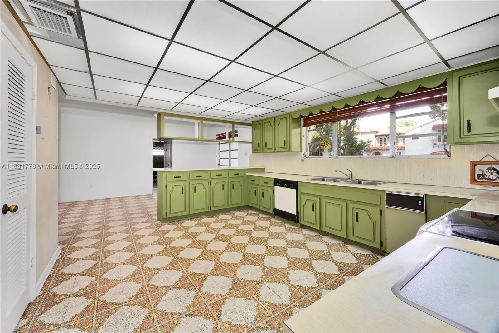 Coral Gables, Florida 33134, United States, 5 Bedrooms Bedrooms, ,3 BathroomsBathrooms,Residential,Active,213571