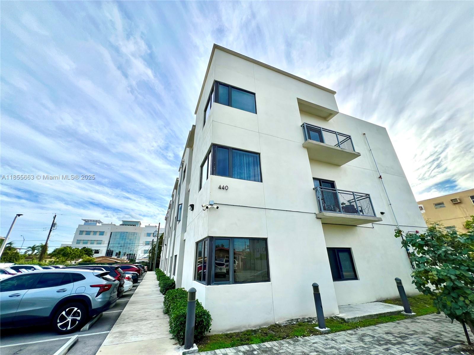 Discover this spacious 1-bedroom, 1-bathroom apartment featuring an in-unit washer and dryer, perfectly located in a vibrant neighborhood that balances comfort and serenity. Enjoy easy access to supermarkets and shopping centers, making your daily errands a breeze. Plus, benefit from a fast 24-hour approval process