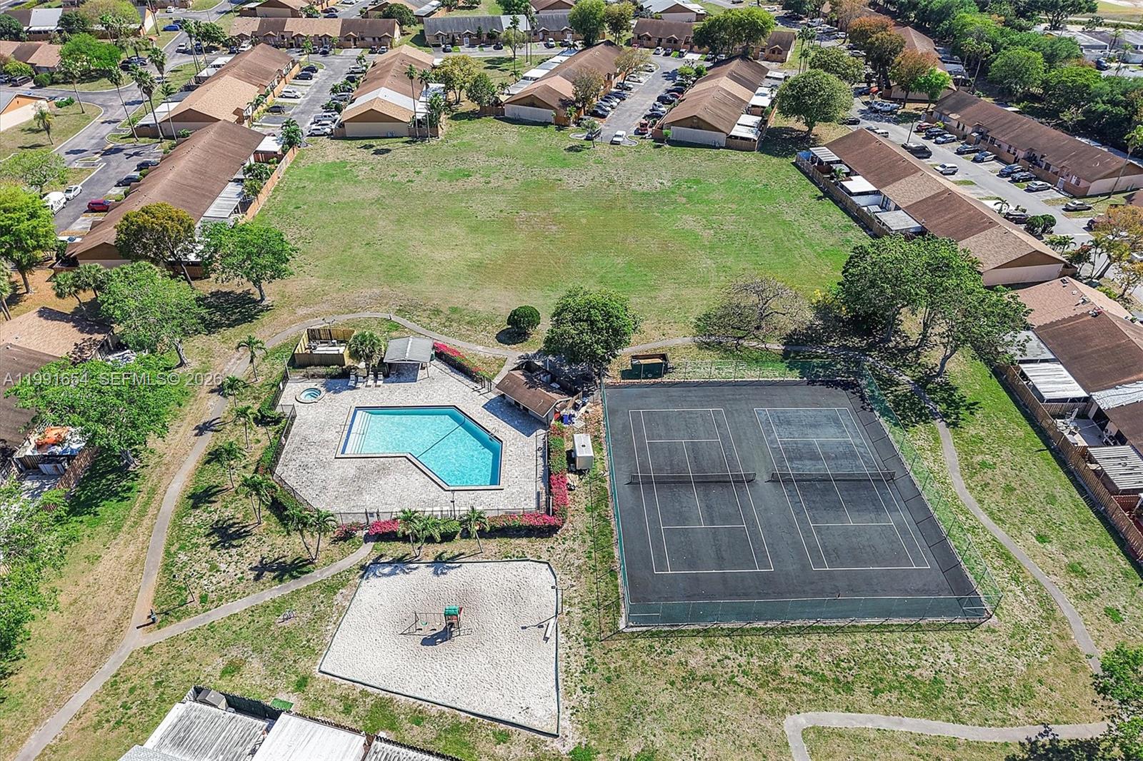 COUNTRY LAKE MANORS TOWNH - Residential