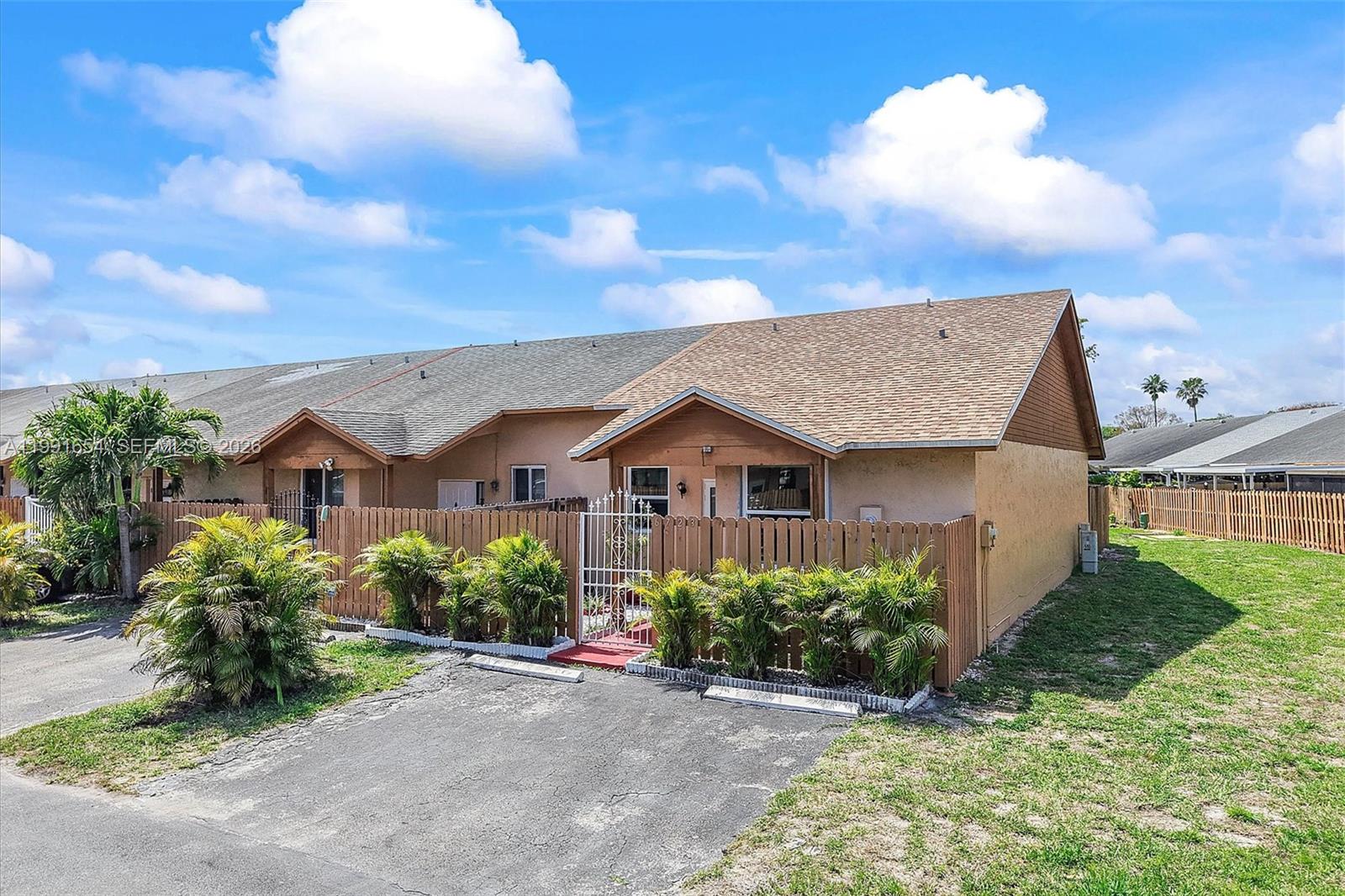 COUNTRY LAKE MANORS TOWNH - Residential