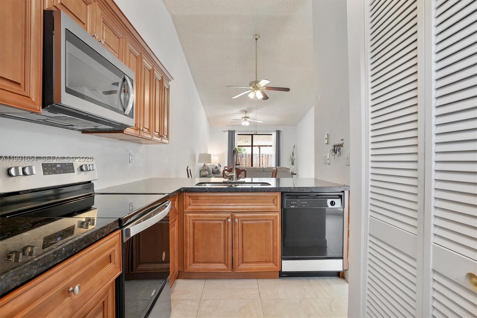 COUNTRY LAKE MANORS TOWNH - Residential