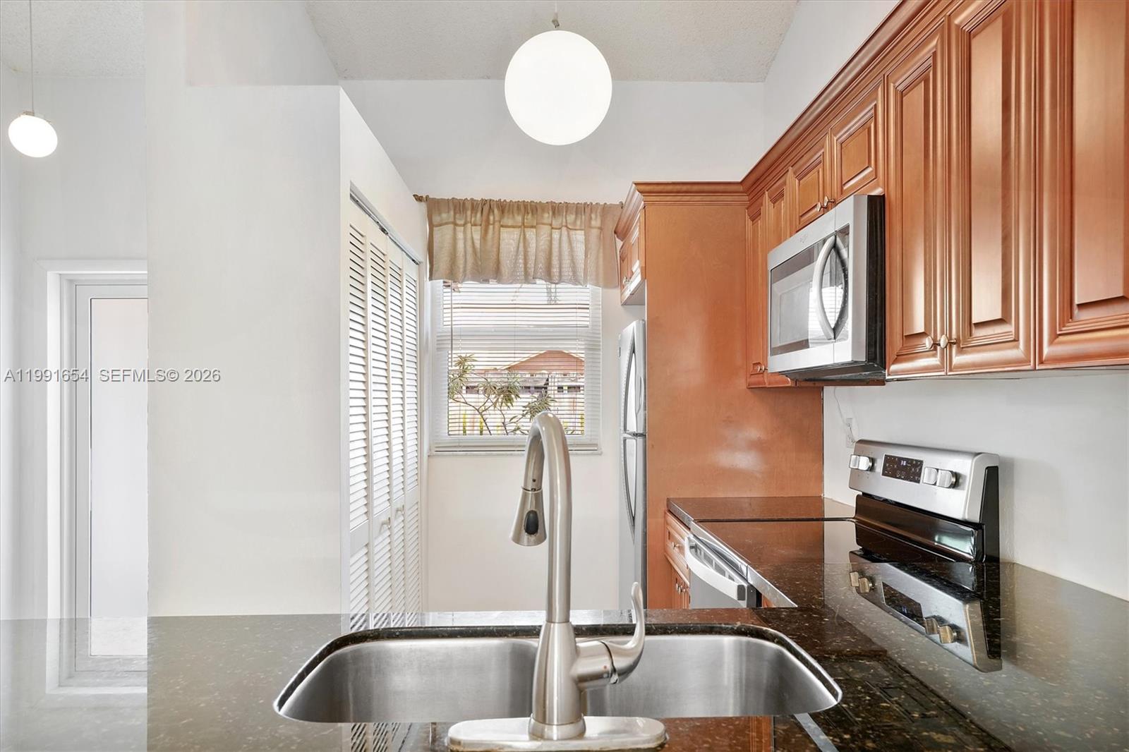 COUNTRY LAKE MANORS TOWNH - Residential