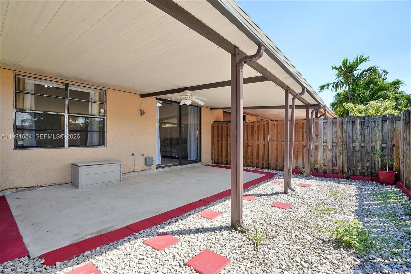 COUNTRY LAKE MANORS TOWNH - Residential