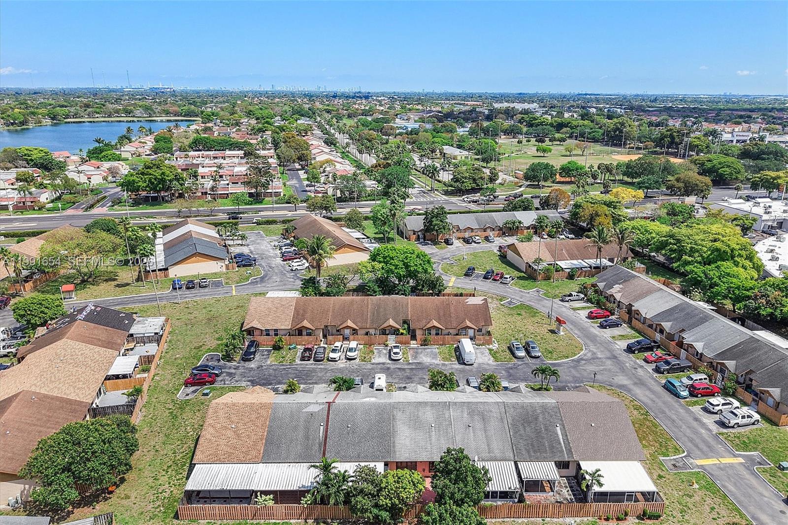 COUNTRY LAKE MANORS TOWNH - Residential