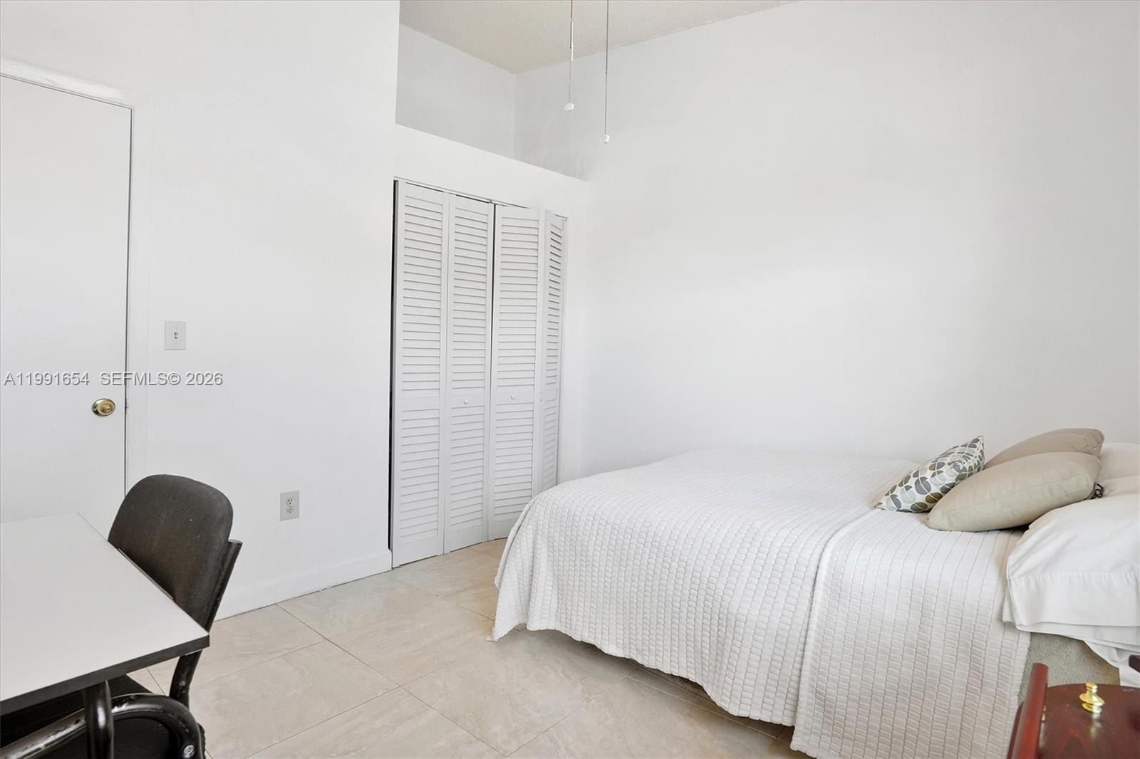 COUNTRY LAKE MANORS TOWNH - Residential