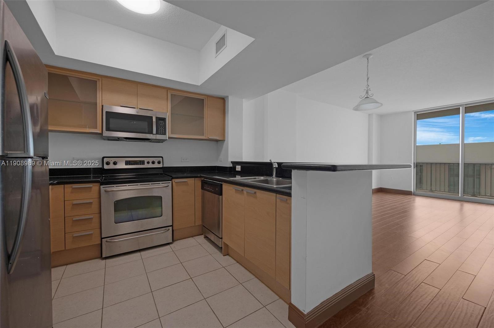 HOLLYWOOD STATION RES CON - Residential Lease