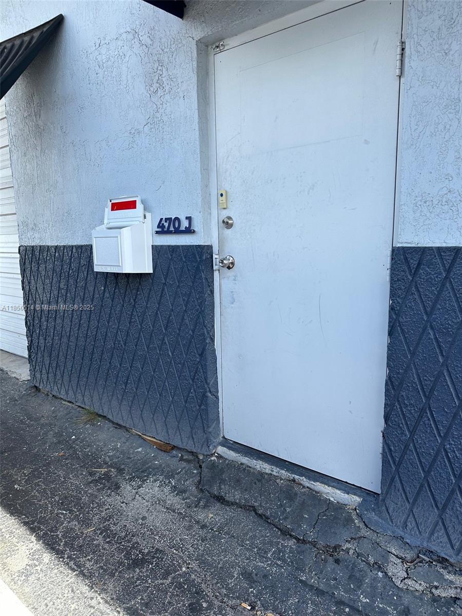 WAREHOUSE / INDUSTRIAL EAST OF I-95. RECENTLY RENOVATED ROOF. CONDO APPROVAL REQUIRED (1-2 WEEKS)