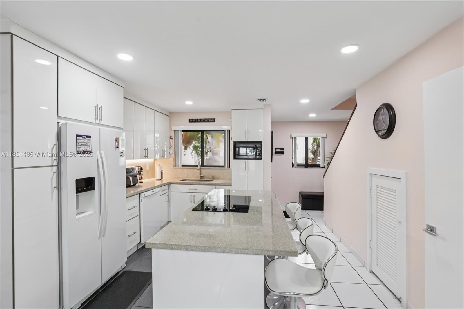 KENDALL LKS E LAKEVIEW TH - Residential