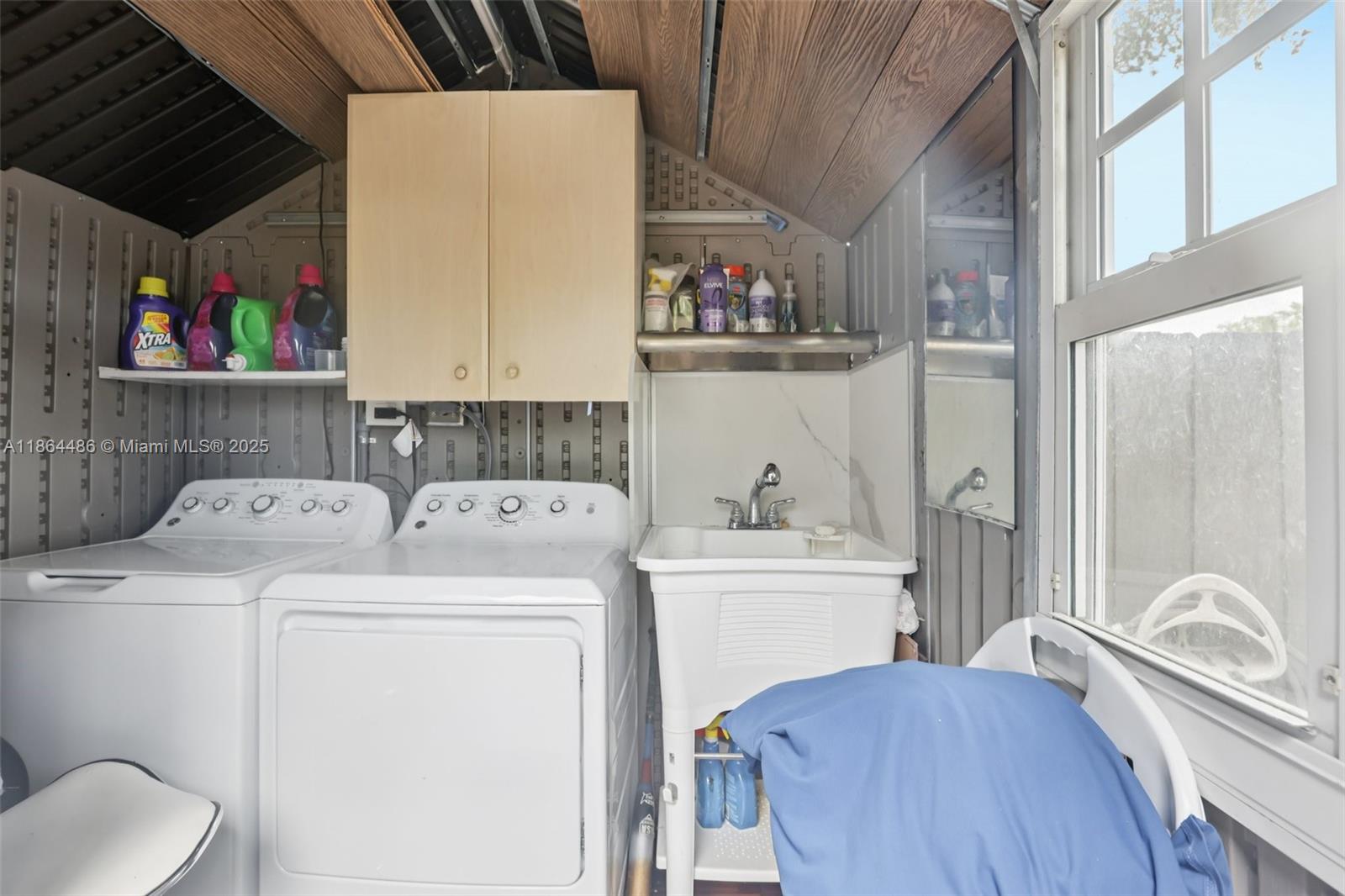 KENDALL LKS E LAKEVIEW TH - Residential