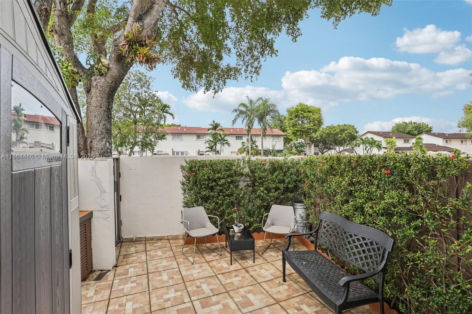 KENDALL LKS E LAKEVIEW TH - Residential