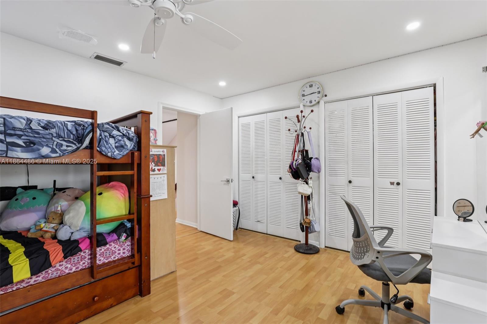 KENDALL LKS E LAKEVIEW TH - Residential