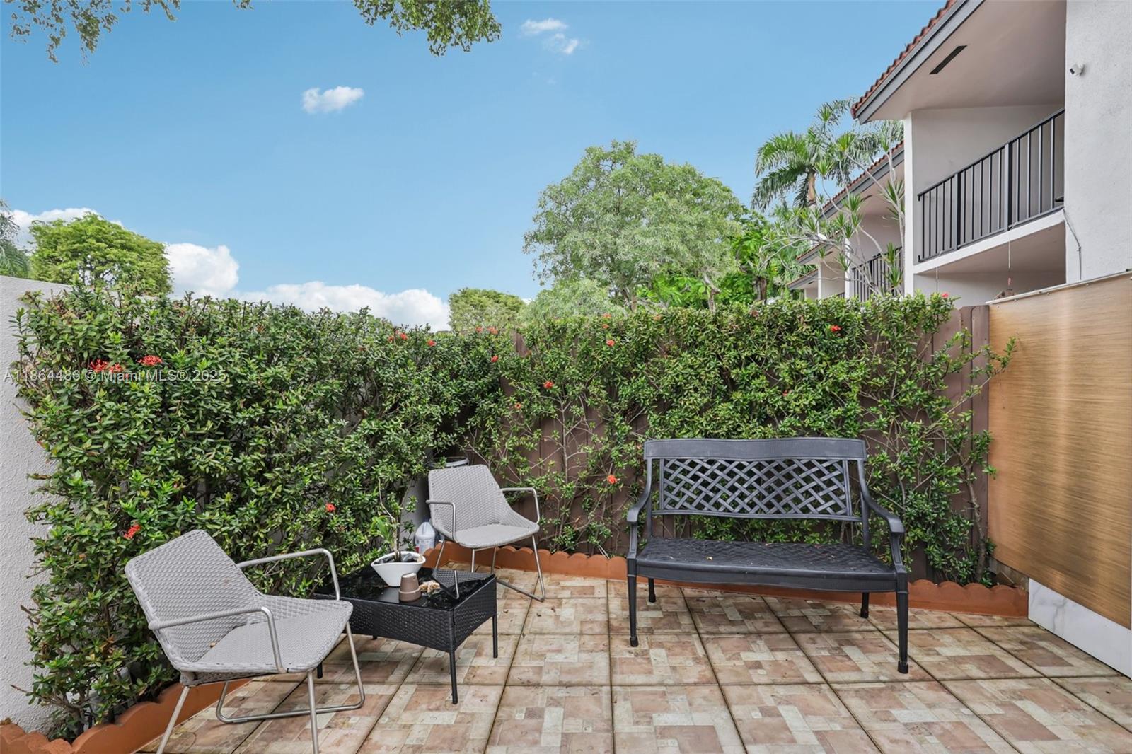 KENDALL LKS E LAKEVIEW TH - Residential