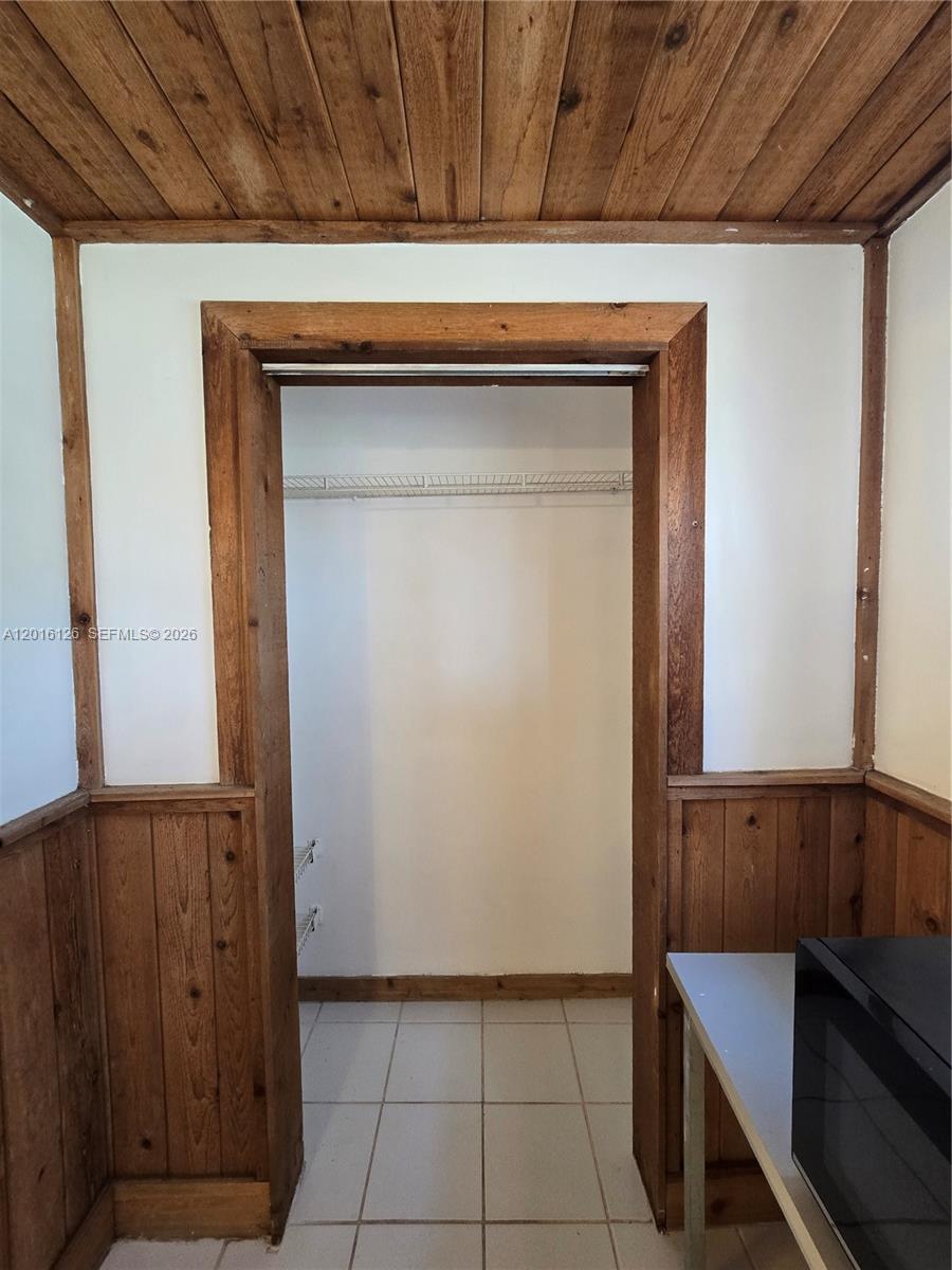 UNIVERSAL ESTATES SOUTH A - Residential Lease