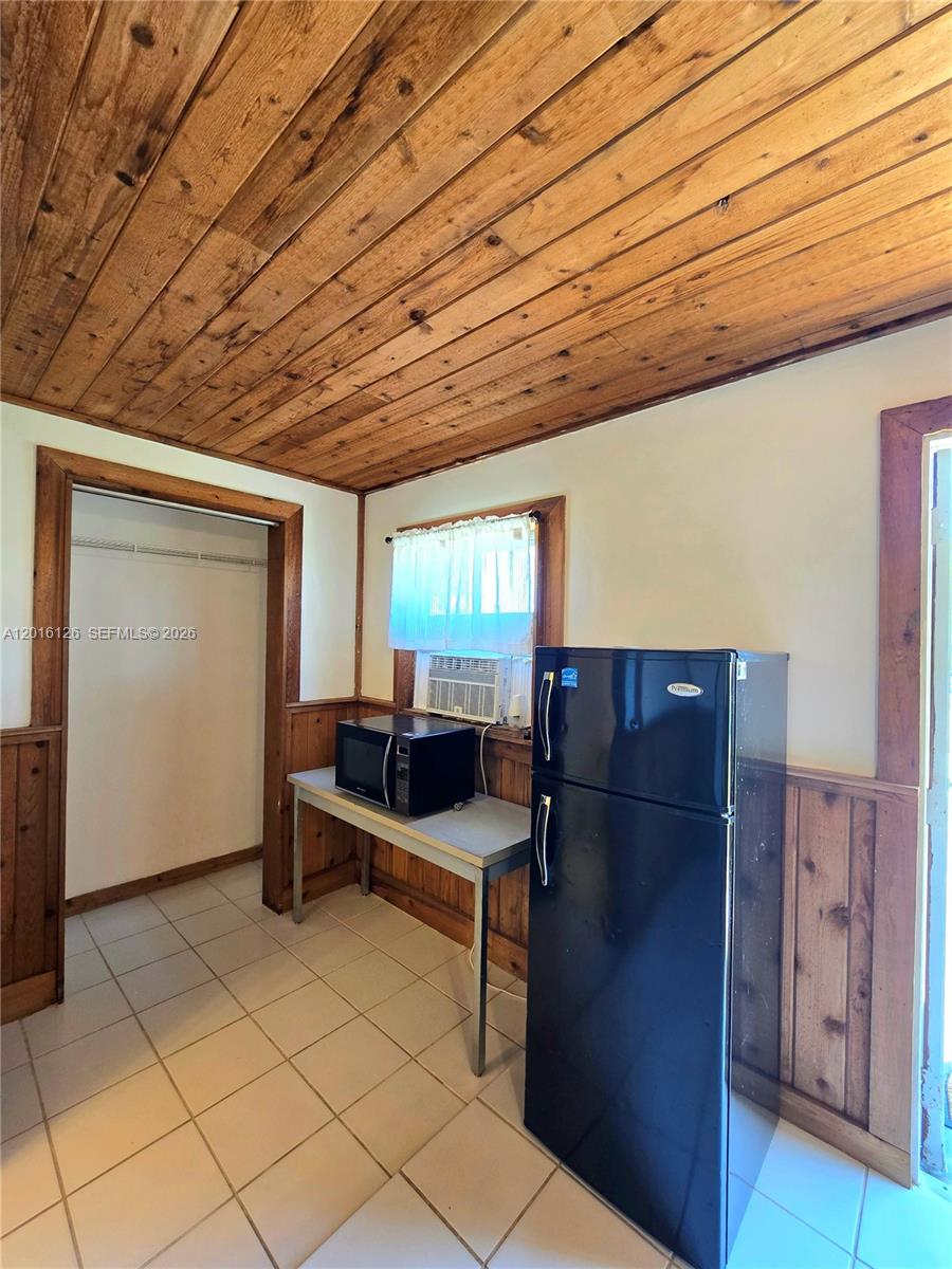UNIVERSAL ESTATES SOUTH A - Residential Lease