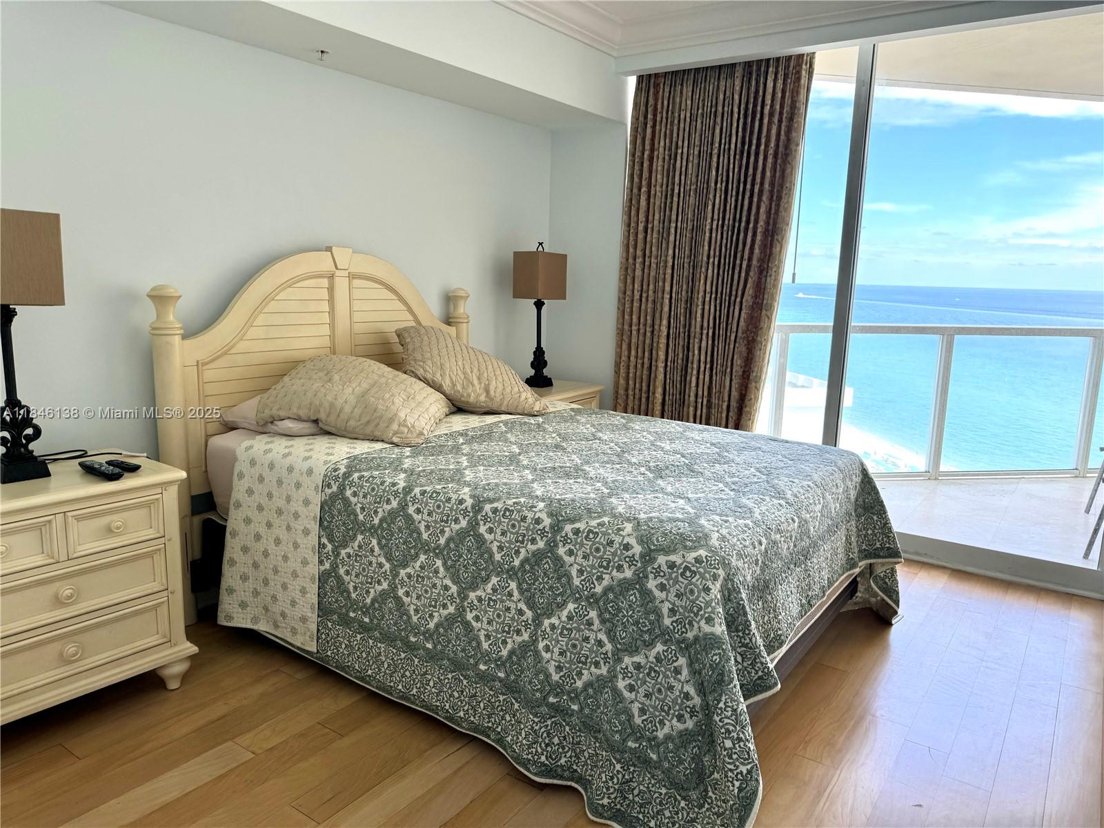 Rent this condo on the beach, 2 bedrooms, 1 den and 2 full bathrooms and i/2 bathroom additional, totally furnished, wood floors, 3, balconies, equipped, so just bring your baggage, beautiful views of the ocean, gym, cards for chairs and umbrella on the beach.
there are restaurants, supermarkets, bars, stores in the area.