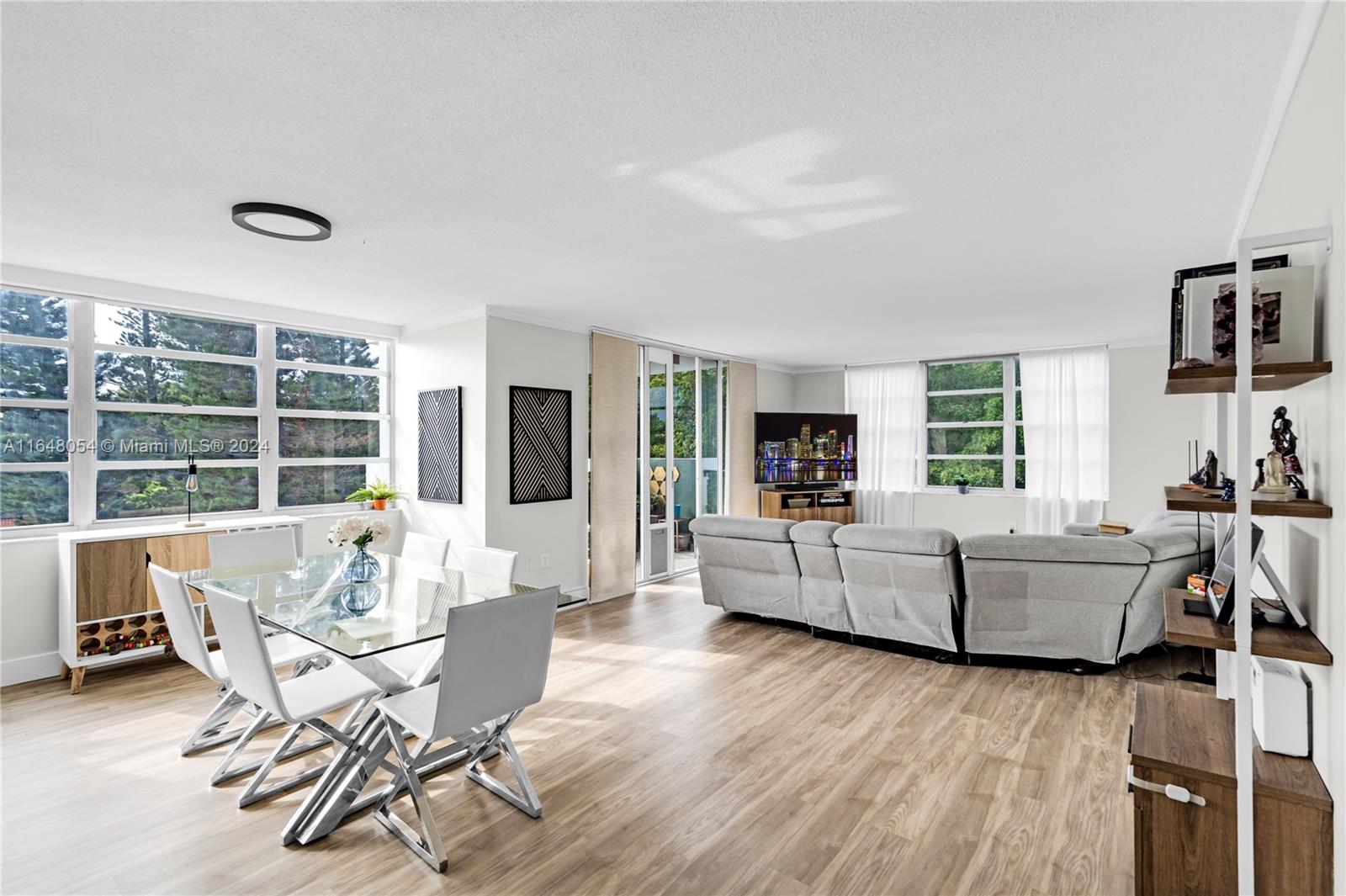 ! SELLERS IS OFFERING $10K TOWARDS CLOSING COST AT FULL PRICE OFFER!
!!Welcome to Aventura !! Gorgeous Corner unit 2BD/2BA condo has stuning spacious dinning and living room with natural lighting. All new vinyl flooring , stainless steel kitchen appliances with stone counter tops. Beautiful terrace with views to the sunrise/sunset. Both bathrooms have been renovated with new vanities and jet tub.
Located minutes away from Aventura Mall, Gulfstream, park and beaches.
This community has two pools, two tennis courts, billiards, ping pong, gym and party rooms.