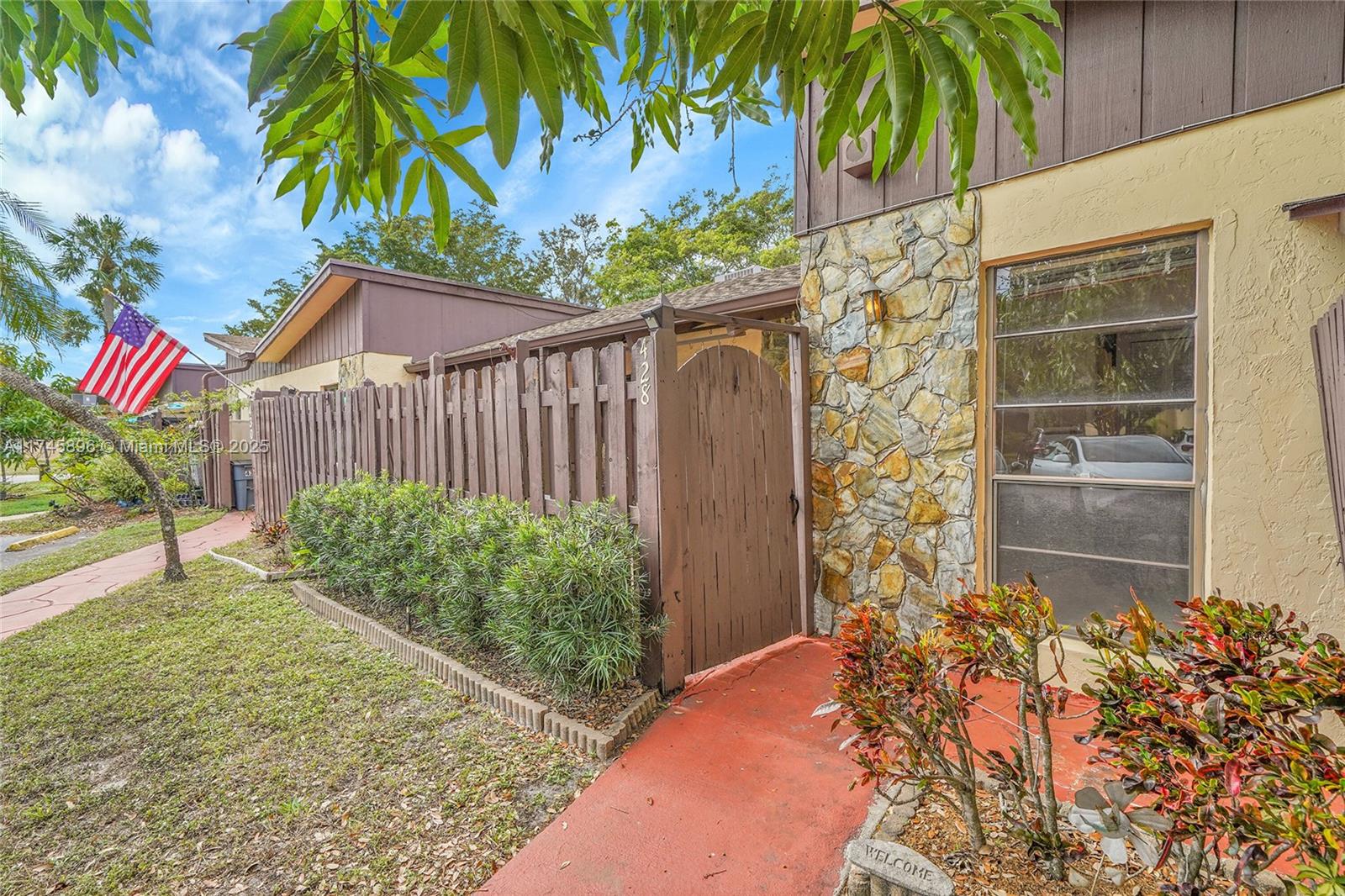 428 Briarwood Cir 4-27, Hollywood, Broward County, Florida - 2 Bedrooms  
2 Bathrooms - 