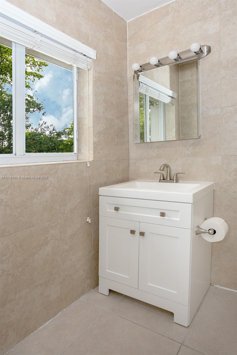 EDGEWATER OF CORAL GABLES - Residential Lease