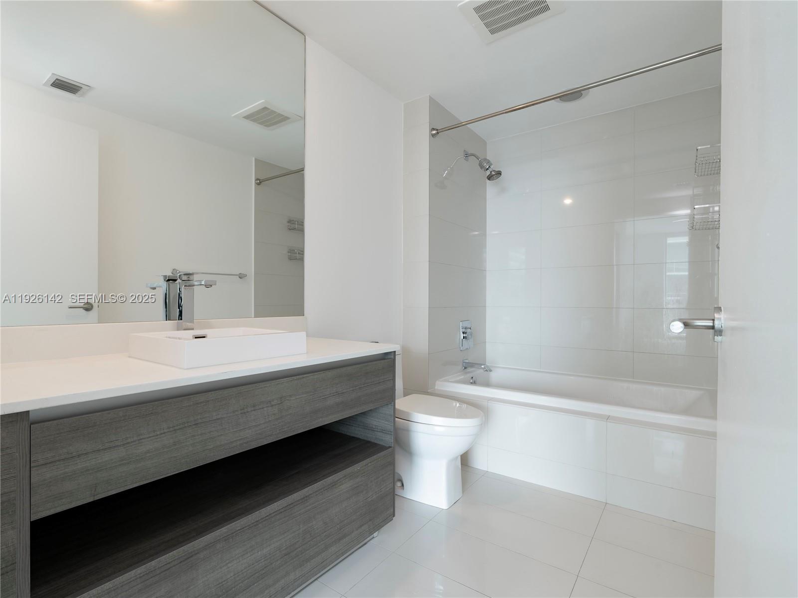 1100 MILLECENTO RESIDENCE - Residential