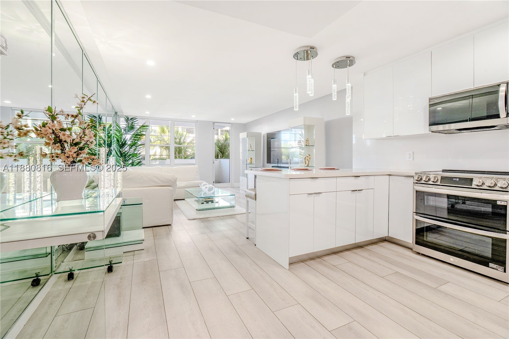 100 Lincoln Rd 323