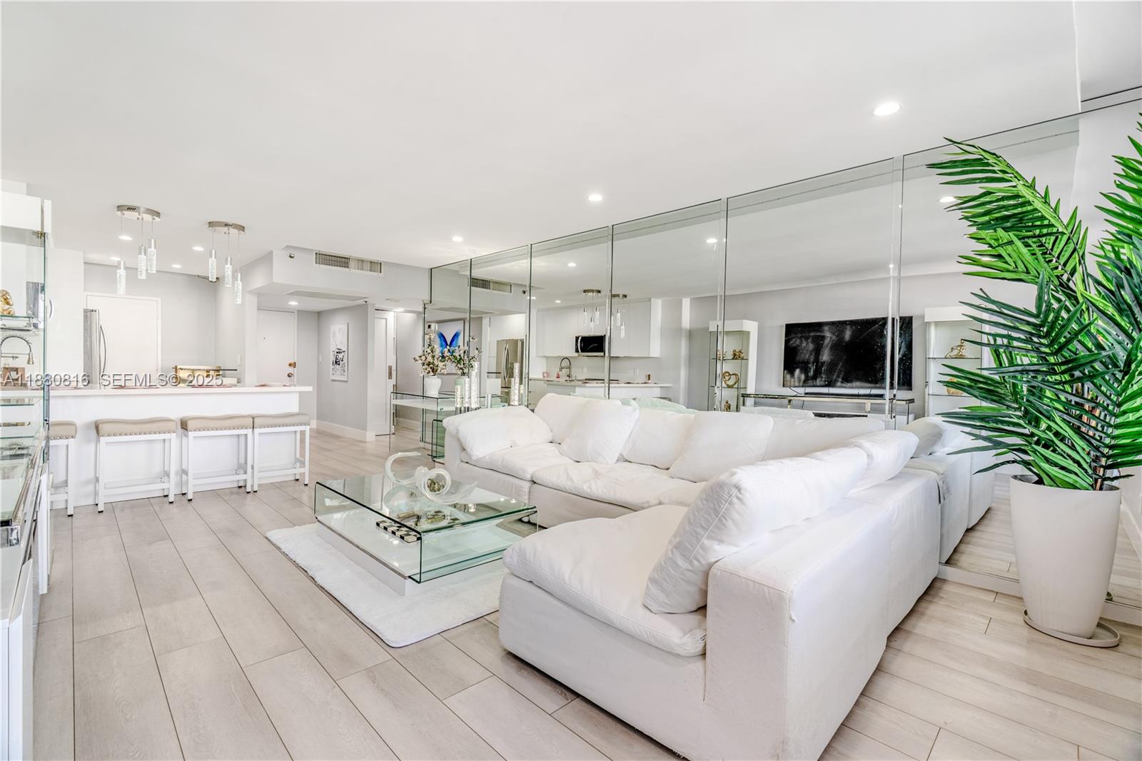 THE DECOPLAGE CONDO - Residential