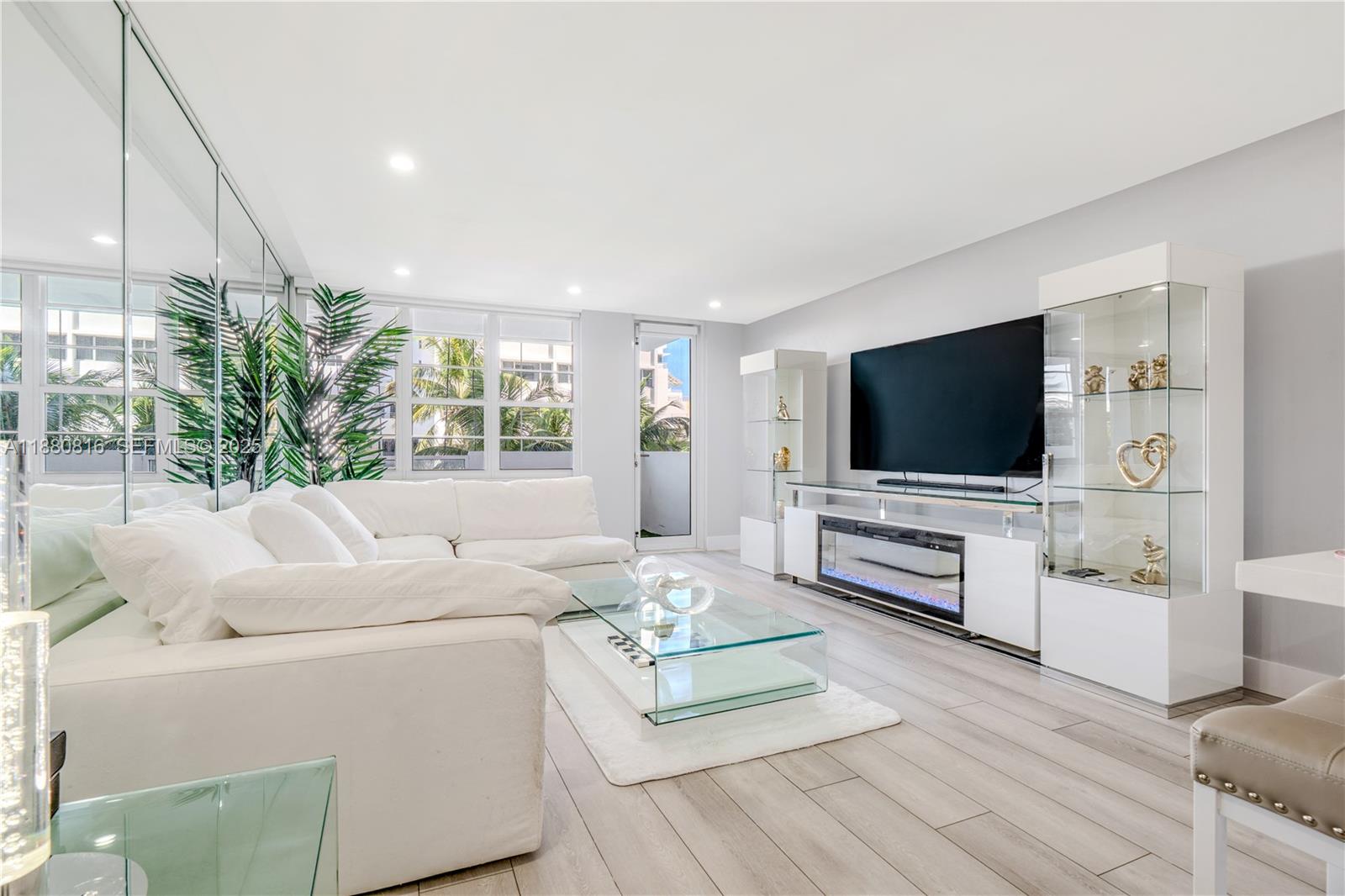 THE DECOPLAGE CONDO - Residential