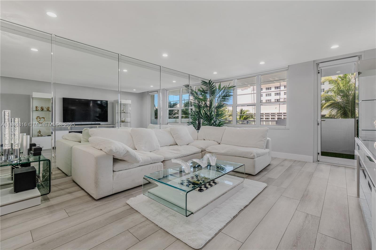 THE DECOPLAGE CONDO - Residential