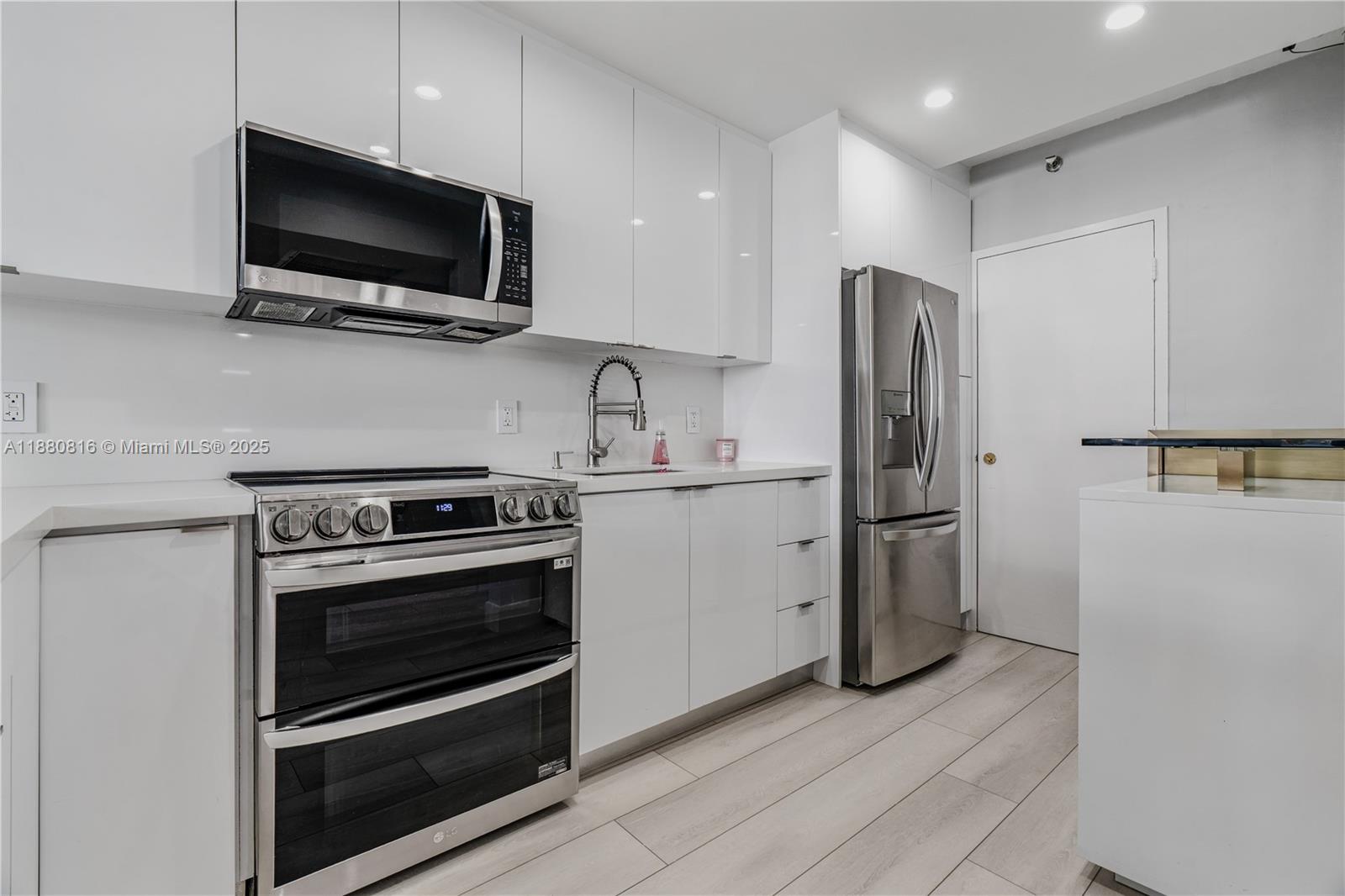 THE DECOPLAGE CONDO - Residential