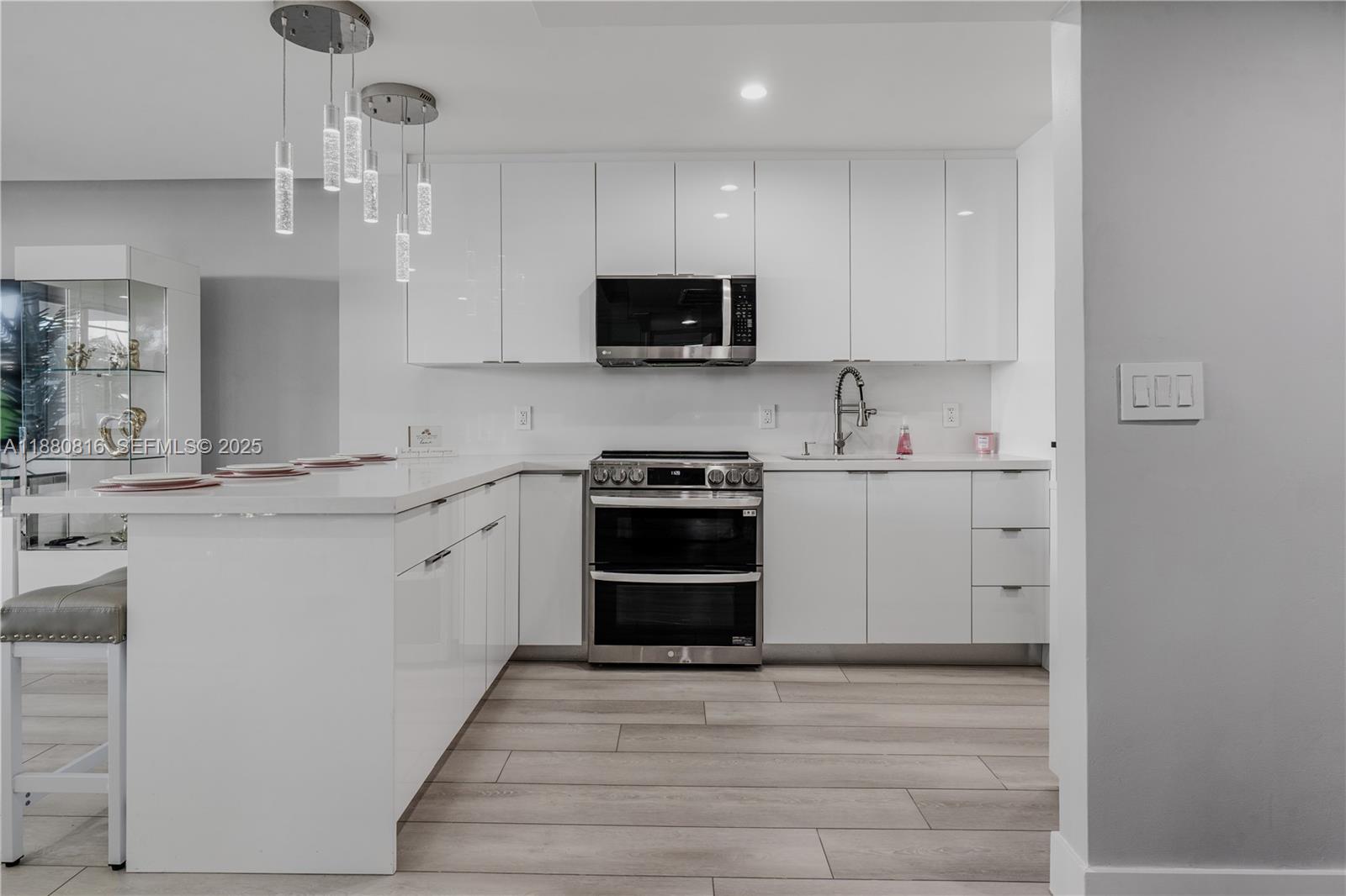 THE DECOPLAGE CONDO - Residential