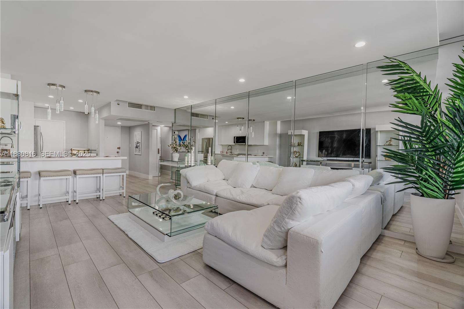 THE DECOPLAGE CONDO - Residential