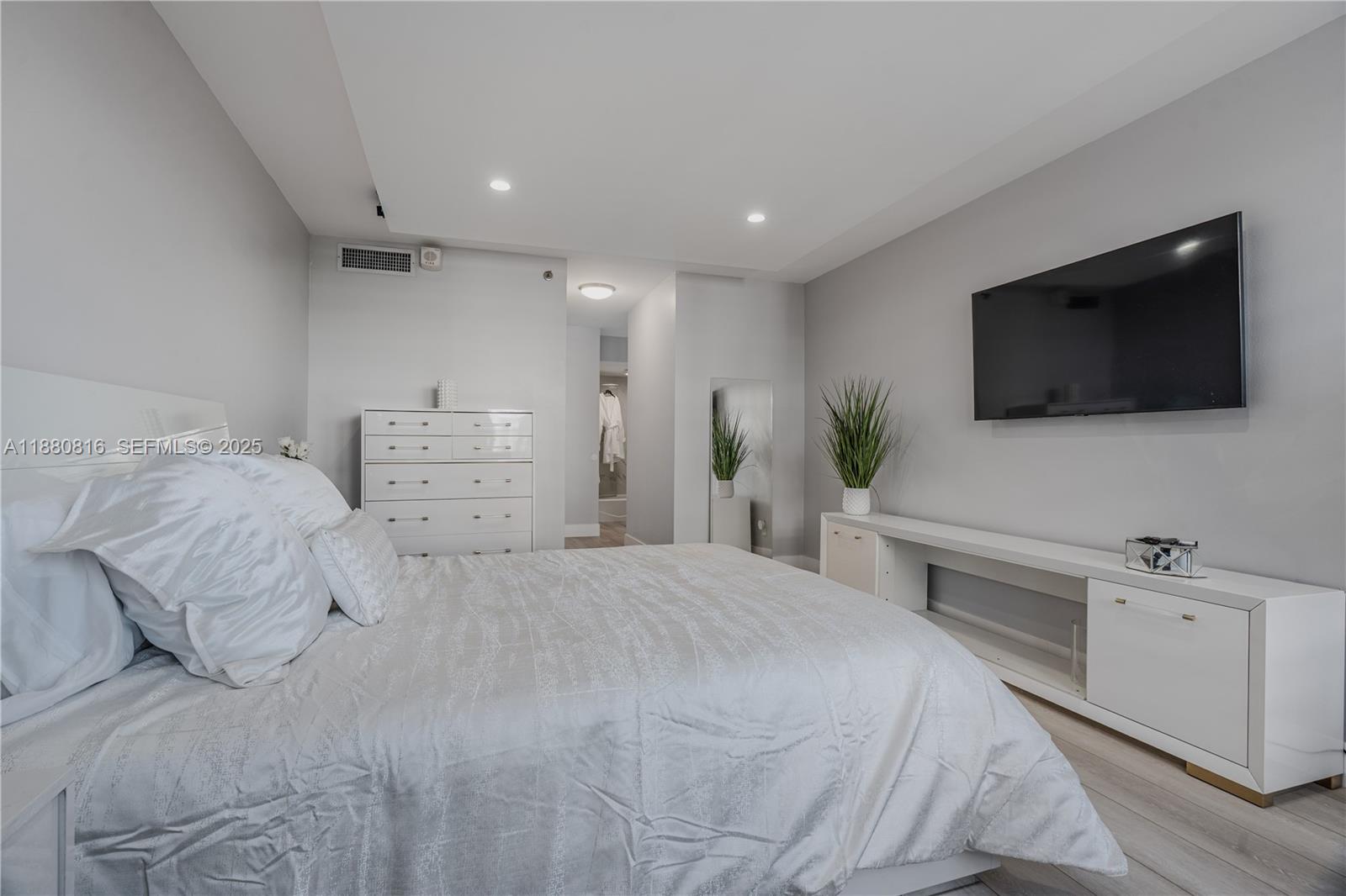 THE DECOPLAGE CONDO - Residential