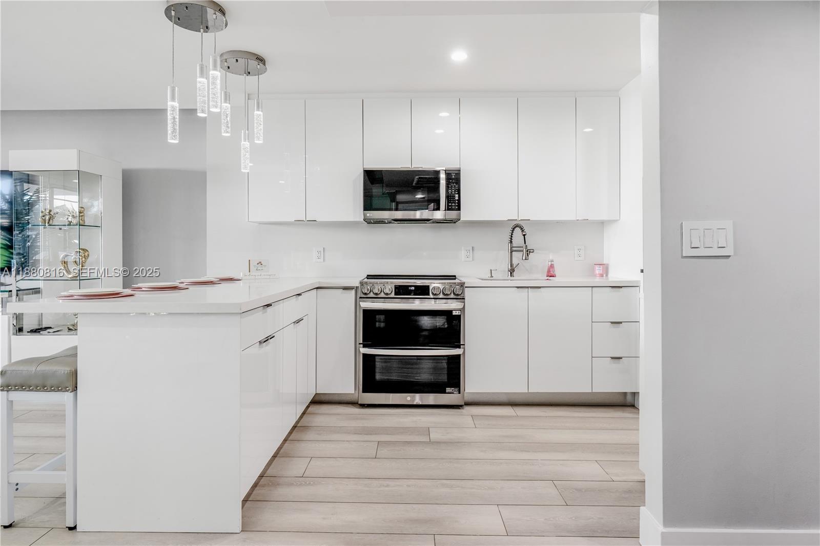 THE DECOPLAGE CONDO - Residential