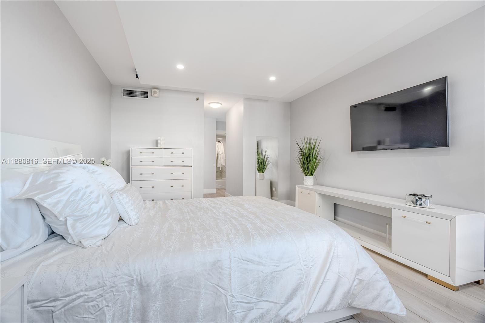 THE DECOPLAGE CONDO - Residential