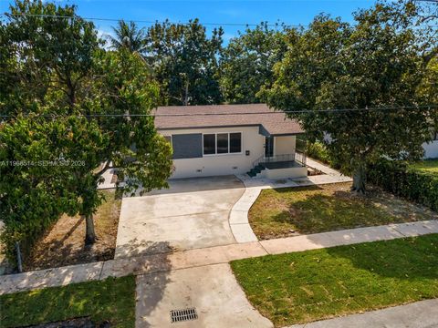 130 NE 169 TER North Miami Beach FL 33162