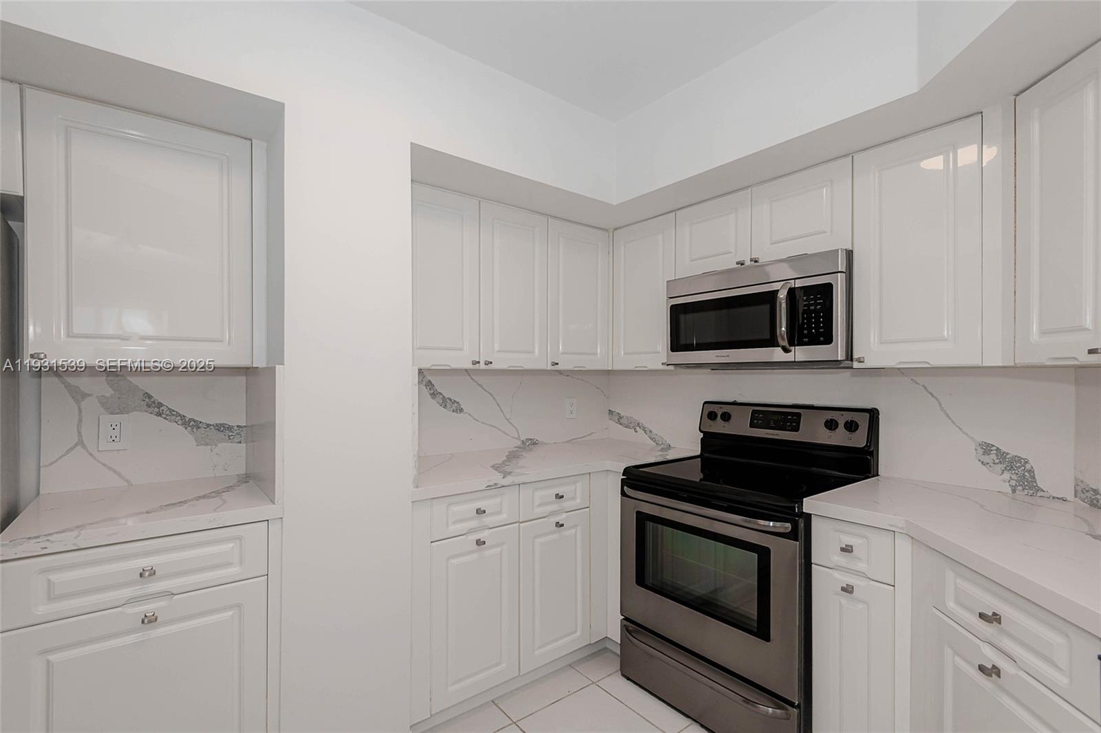 SUNSET HARBOUR NORTH COND - Residential Lease