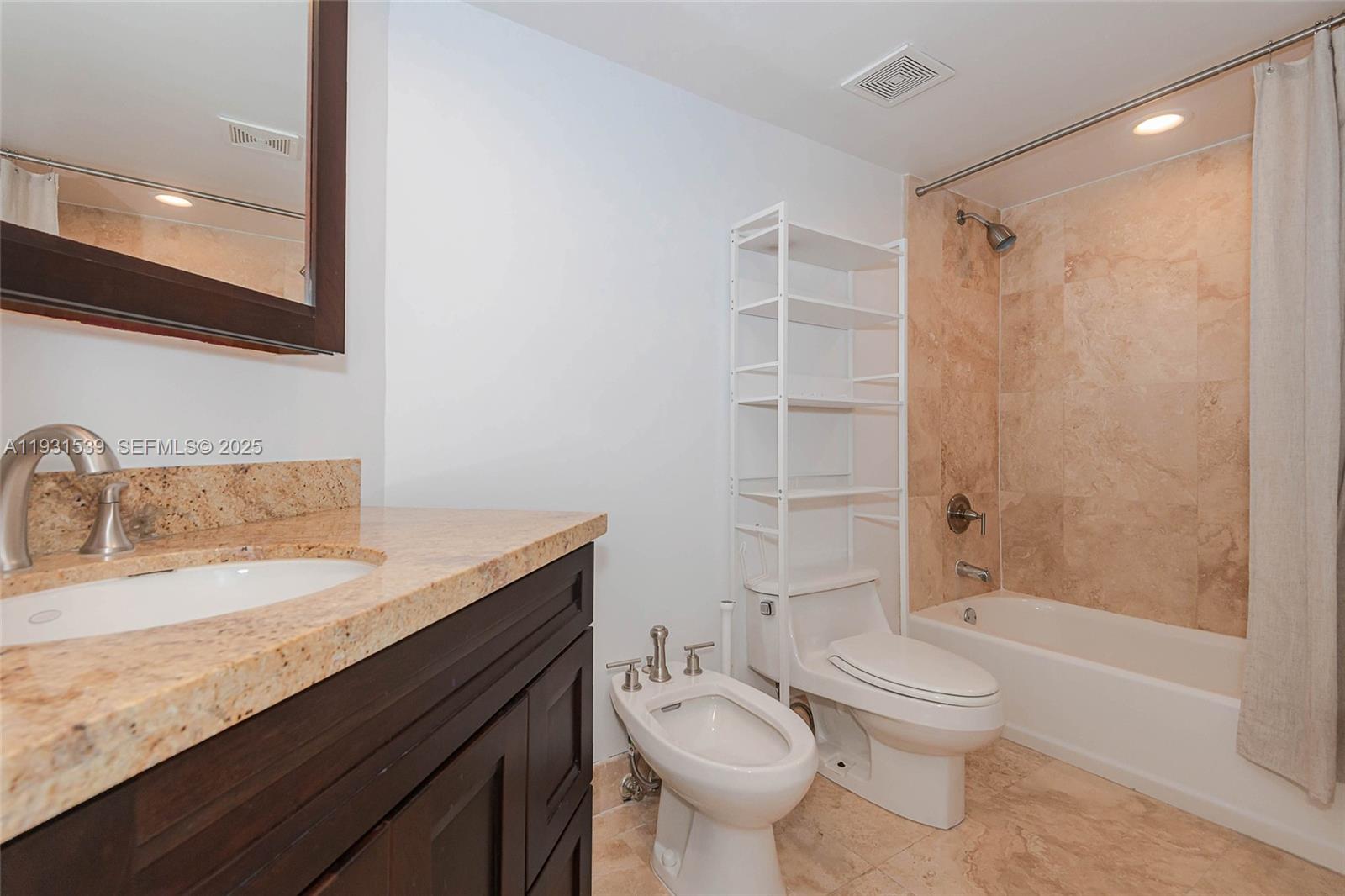 SUNSET HARBOUR NORTH COND - Residential Lease