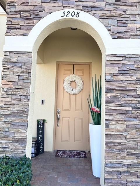 Beautiful unit at Oasis Martinique!! centrally located 5 minutes from Turnpike Expressway. You will love the beautiful kitchen, recently painted. Very low association, nice back yard. Text listing agent for showing instructions.